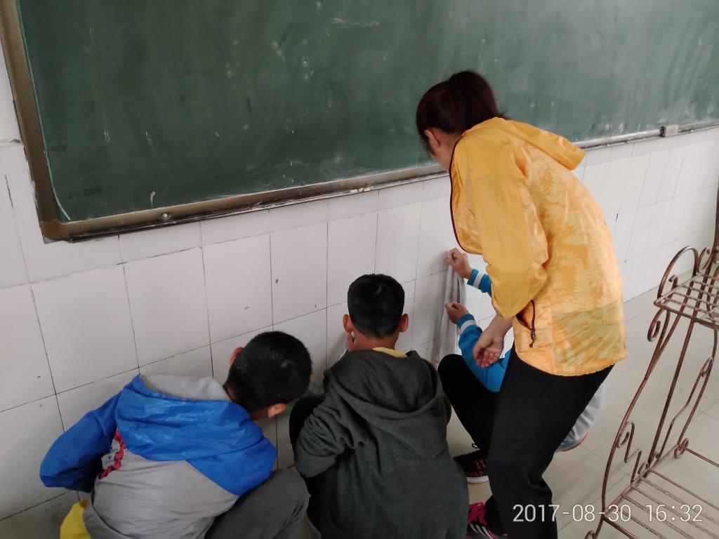 班主任现场指导精细打扫卫生