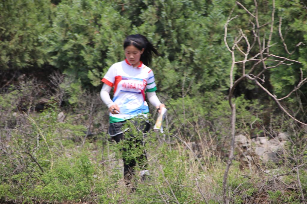 中距离赛时队员在山中奔跑