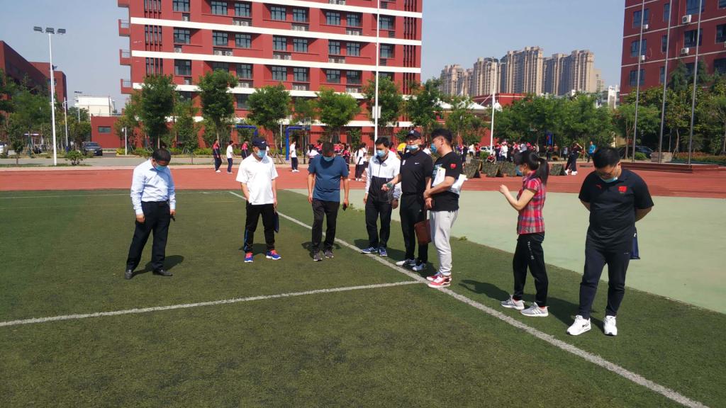 在足球场现场交流