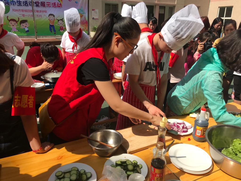 协助孩子们切菜
