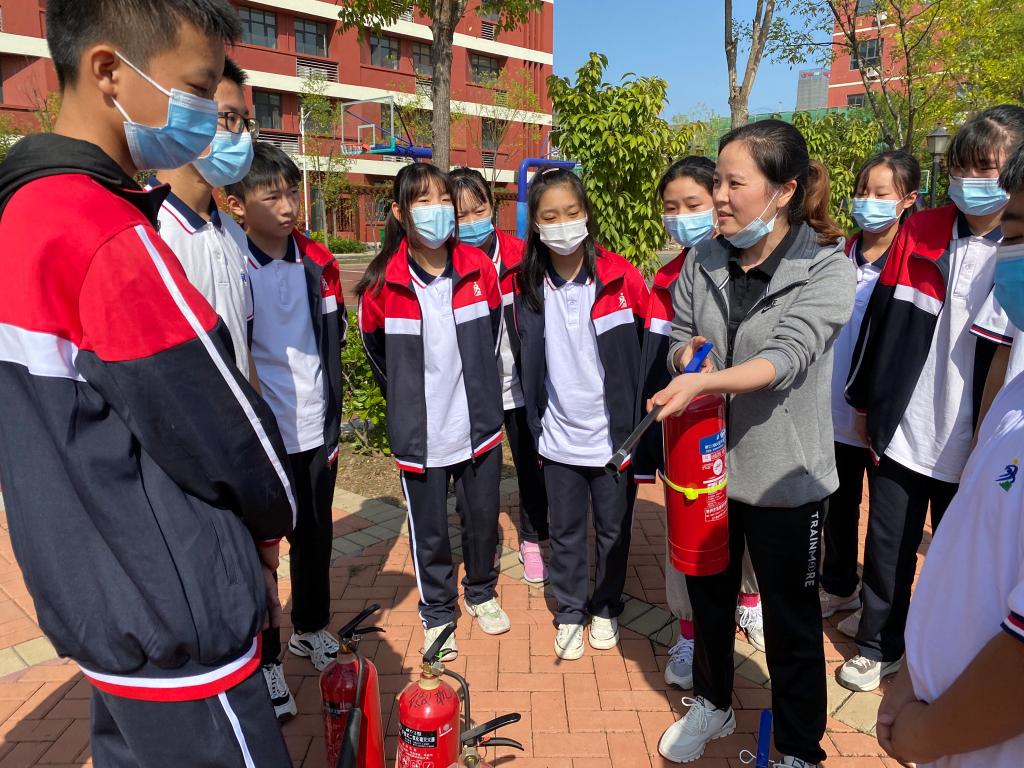 岁小亚老师示范灭火器的使用