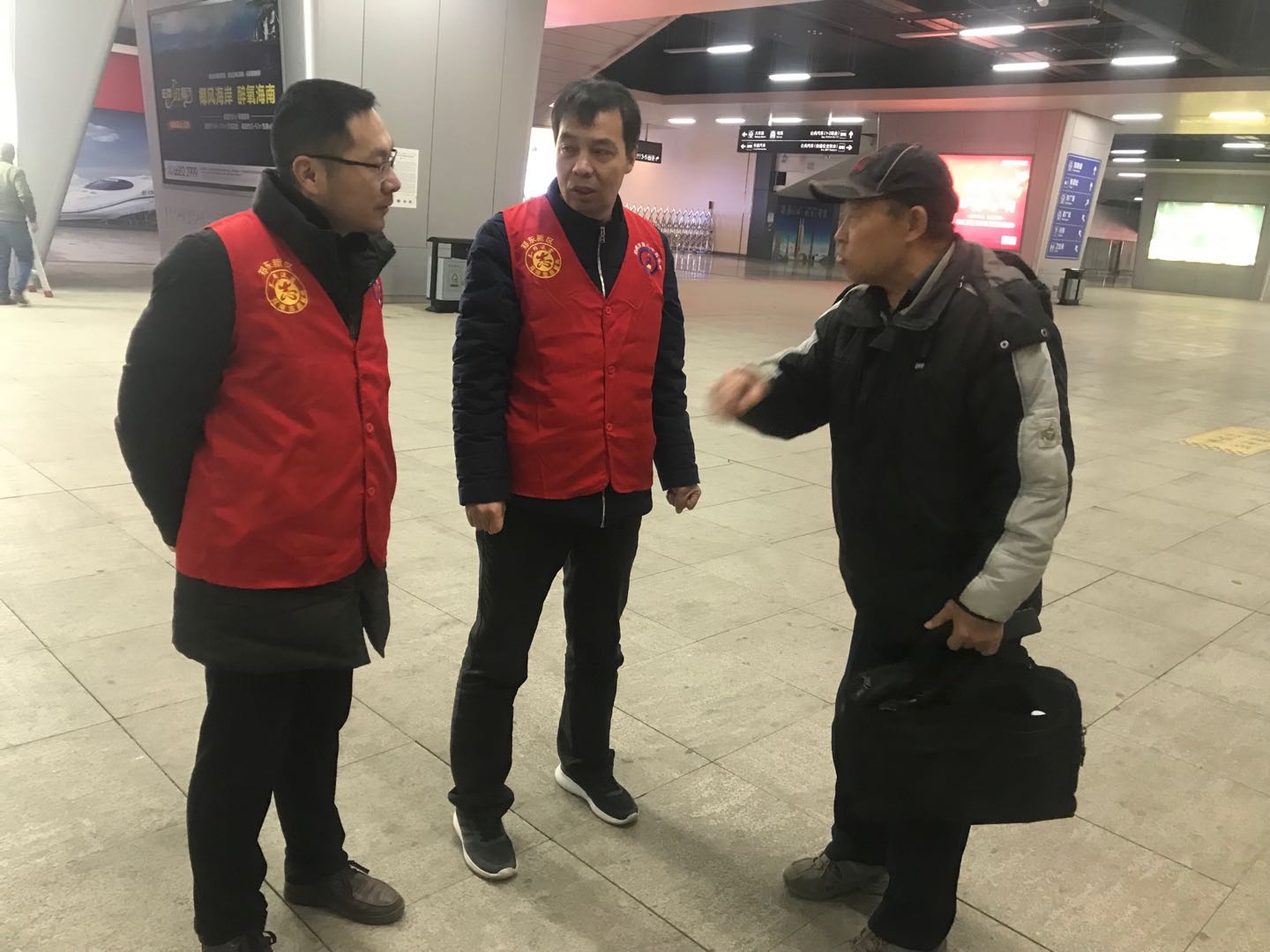 给乘车旅客指路