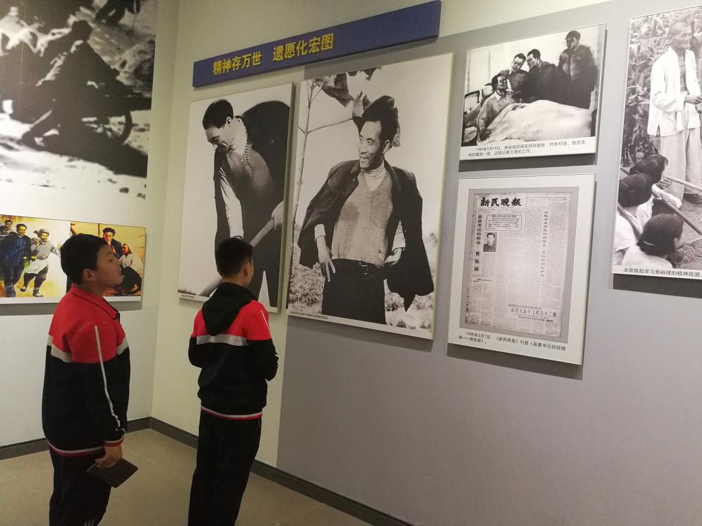 同学们在观看焦裕禄事迹