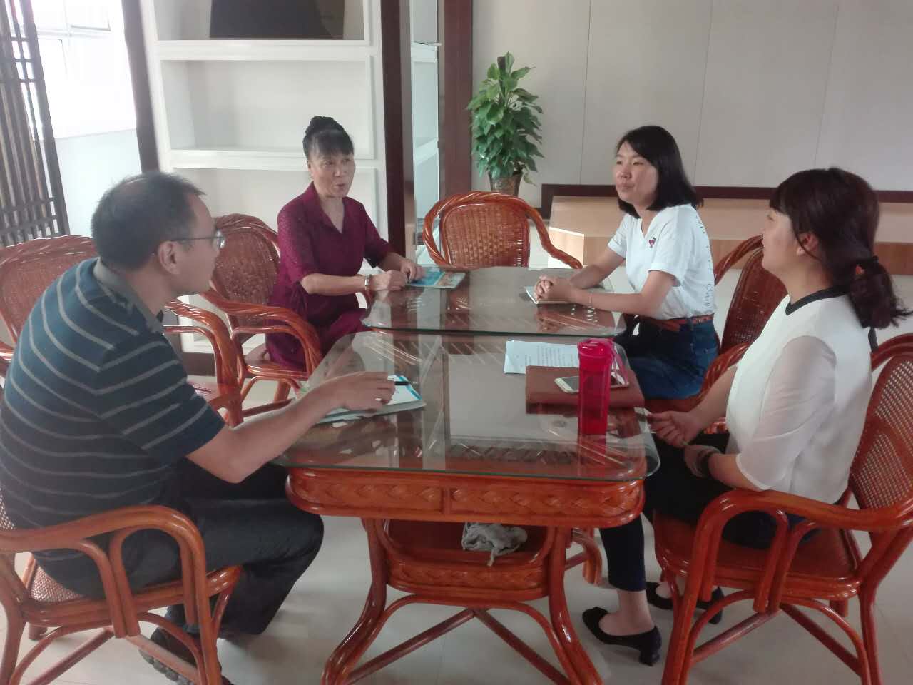 观课结束,我校王晓芳老师认真听取检查组领导评课反馈