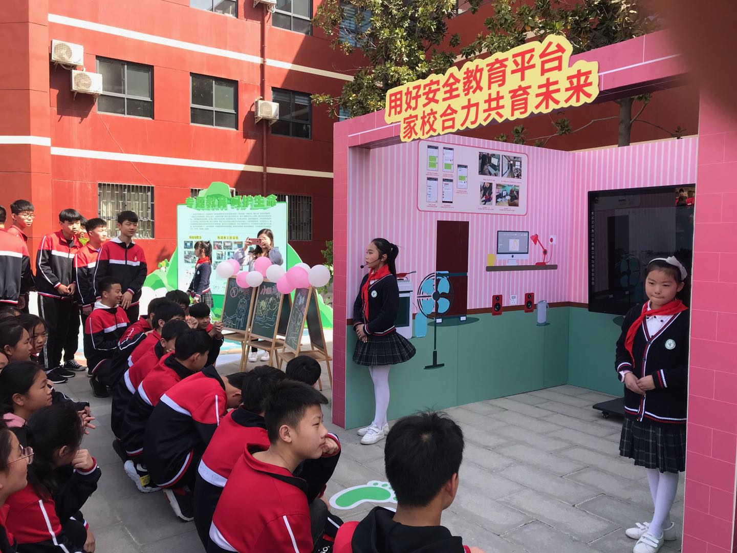 参观安全教育日活动展板