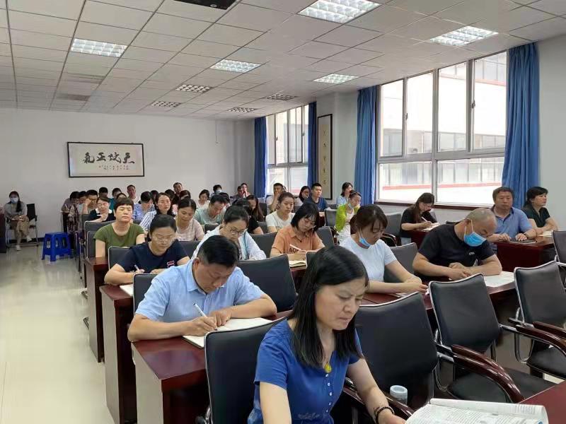 全体教职工认真学习防邪教知识