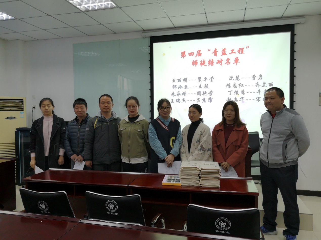 结成师徒的老师们合影留念