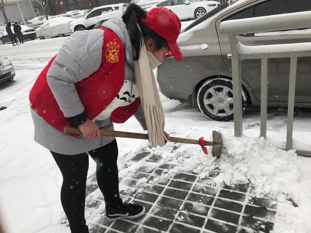 认真扫雪的志愿者