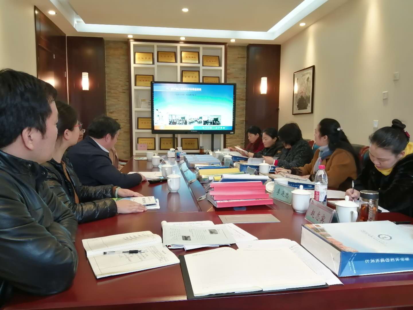 常校长向检查小组汇报