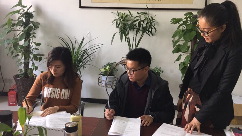 课后与教研员王秋阁老师当面交流