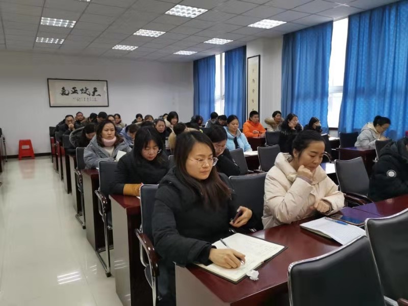老师们认真聆听