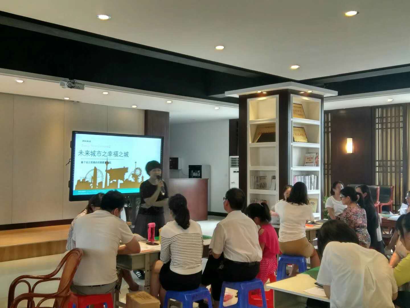 青橙创客在给老师们培训