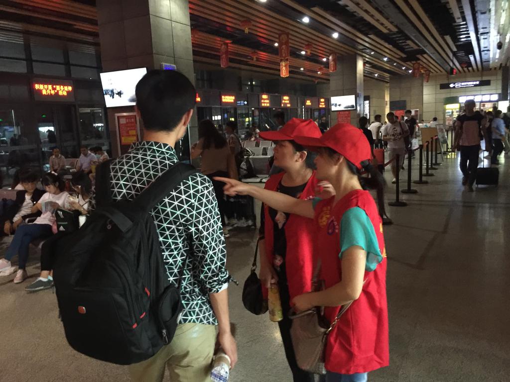 为着急回家的旅客指明方向