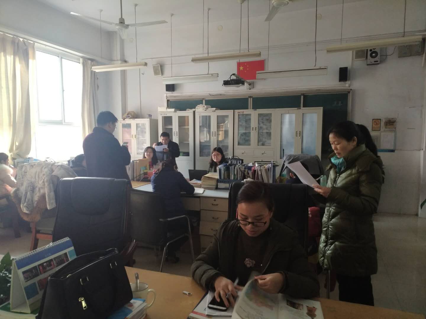 团委和政教处老师对办公室进行卫生检查