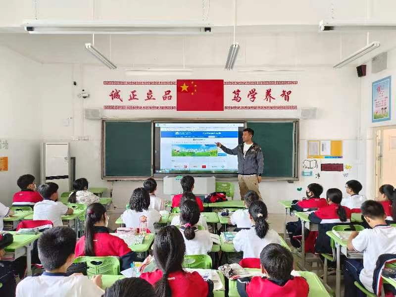 5月15日郑州市第八十四中学学校在教室举行数字素养校园行活动