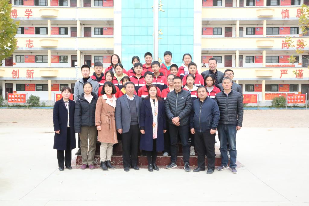 活动师生与吕潭中学领导合影
