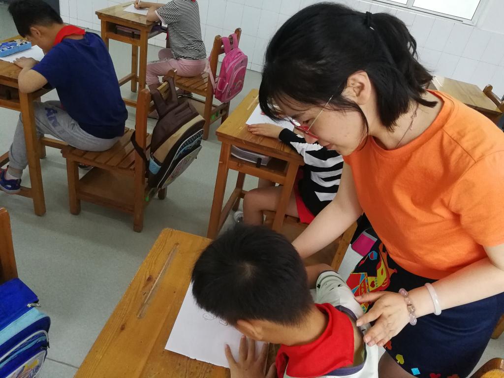 杨老师指导孩子画画
