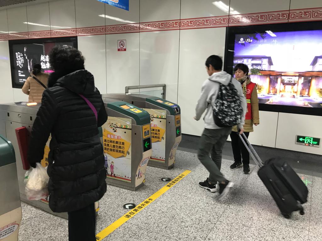 志愿者引导乘客顺利通过闸机口