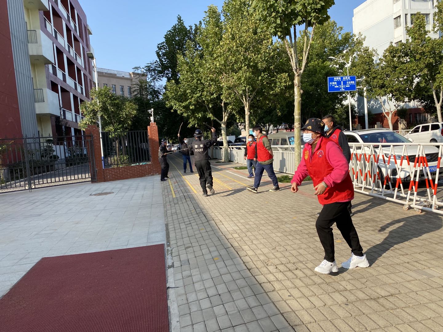值班教师组织学生撤回校园
