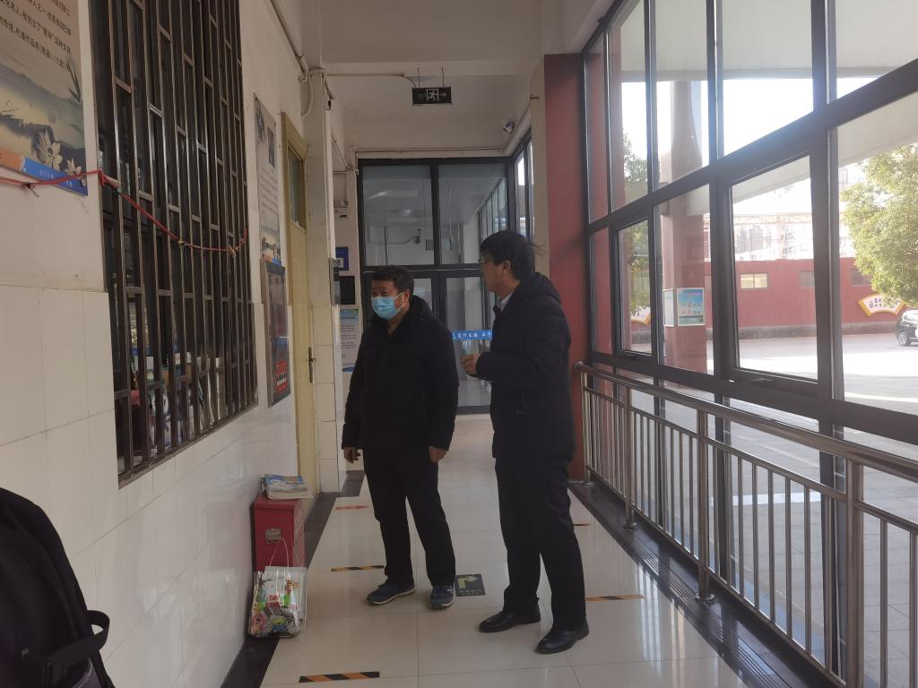 陈艳、湛献庚两位督学实地查看