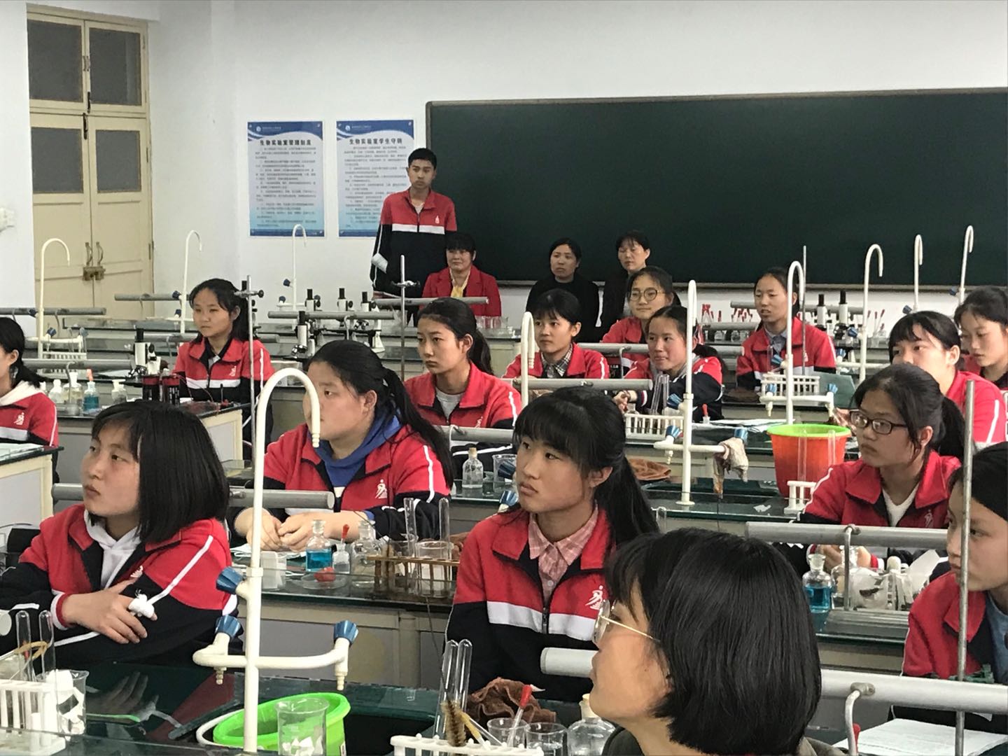 九年级实验课听课现场