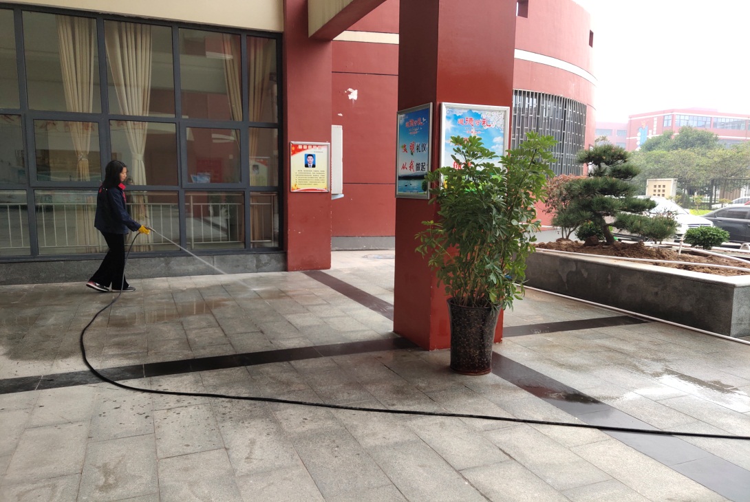 保洁冲刷地面