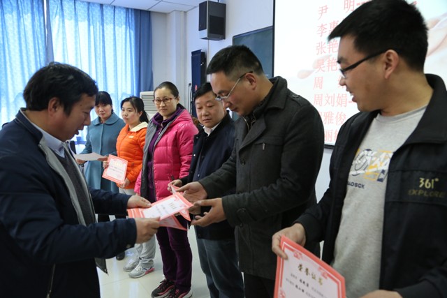 常校长颁发聘书