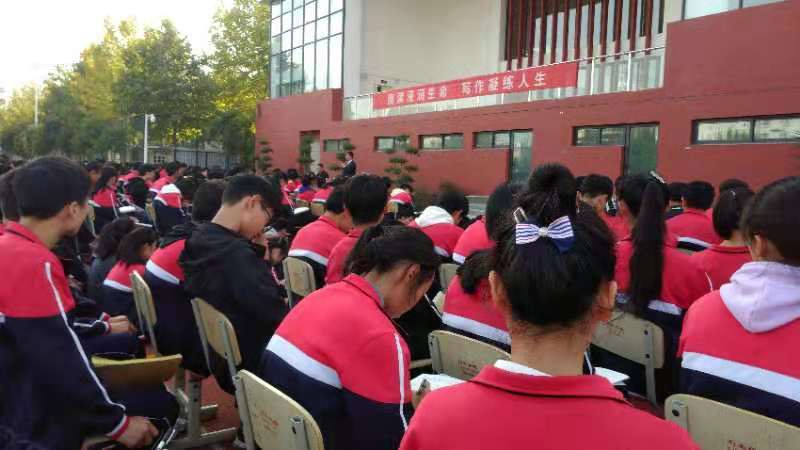 同学们仔细聆听,认真笔记