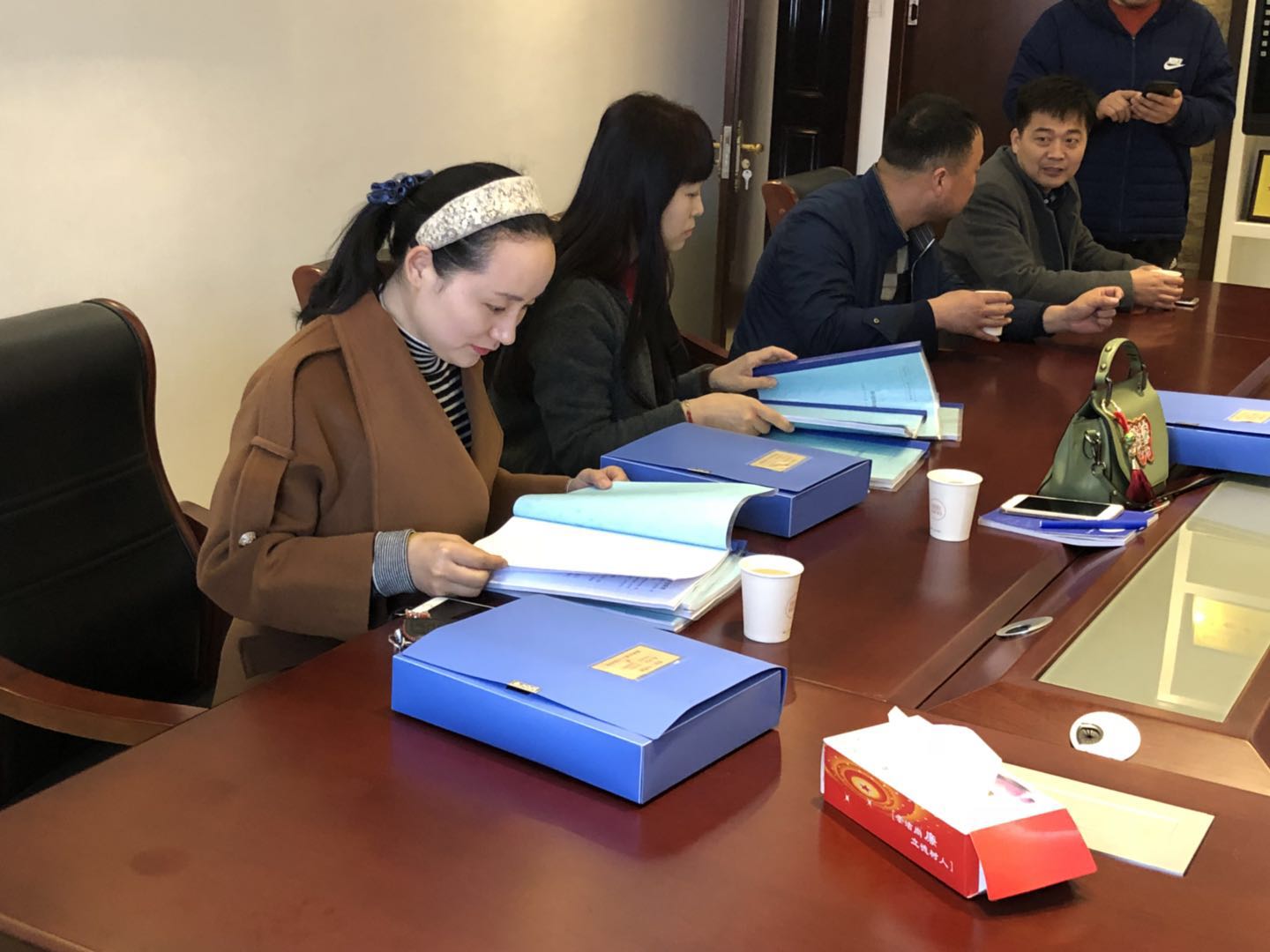 检查组成员认真查看档案