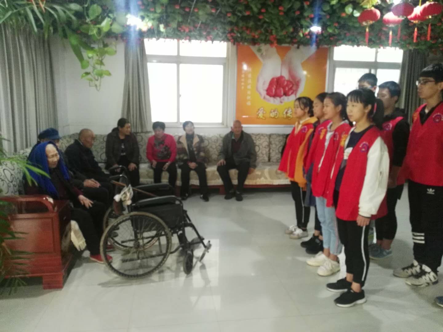 孩子们给老人带去的小合唱