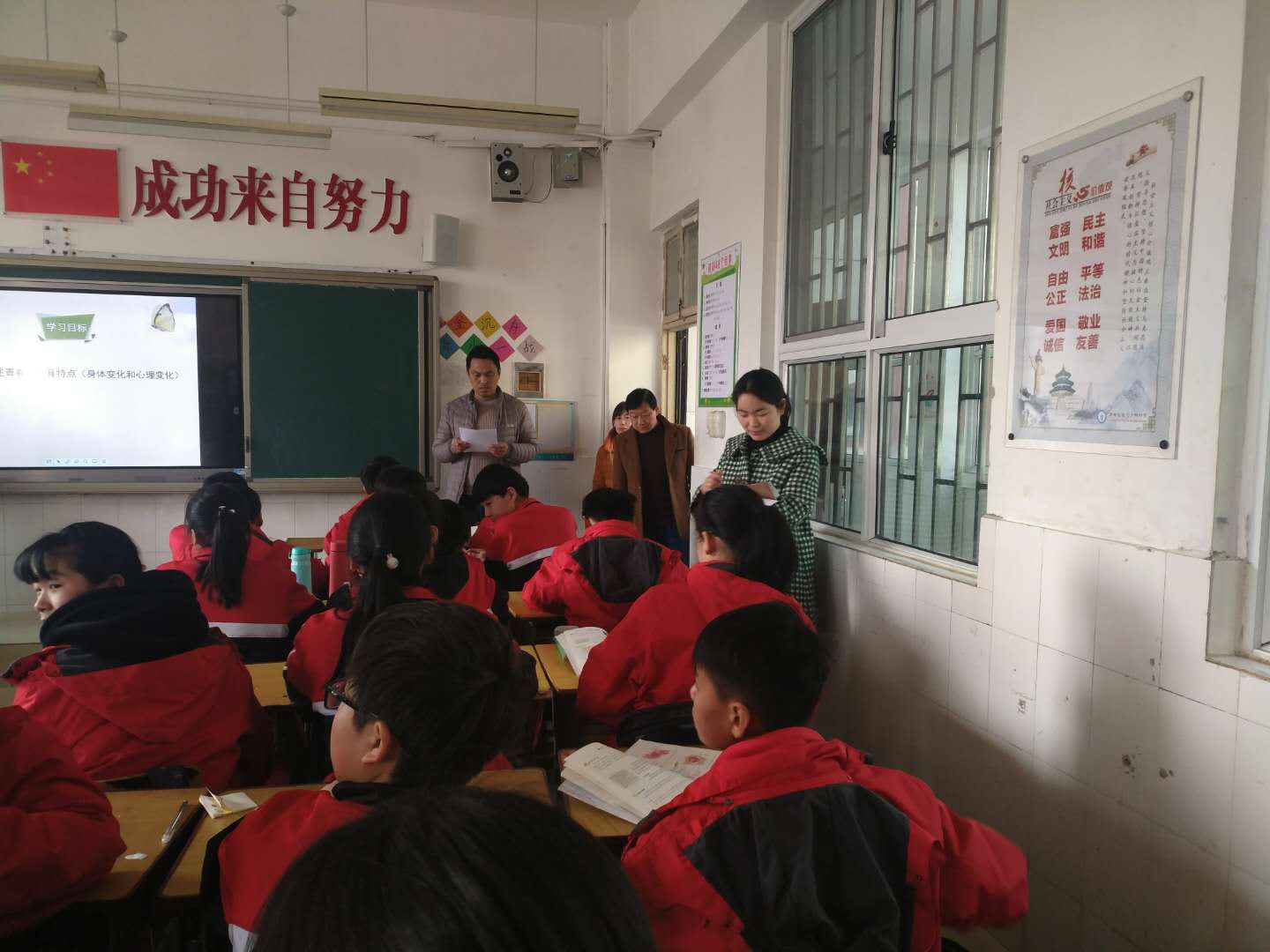 团委和政教处老师认真检查班级卫生