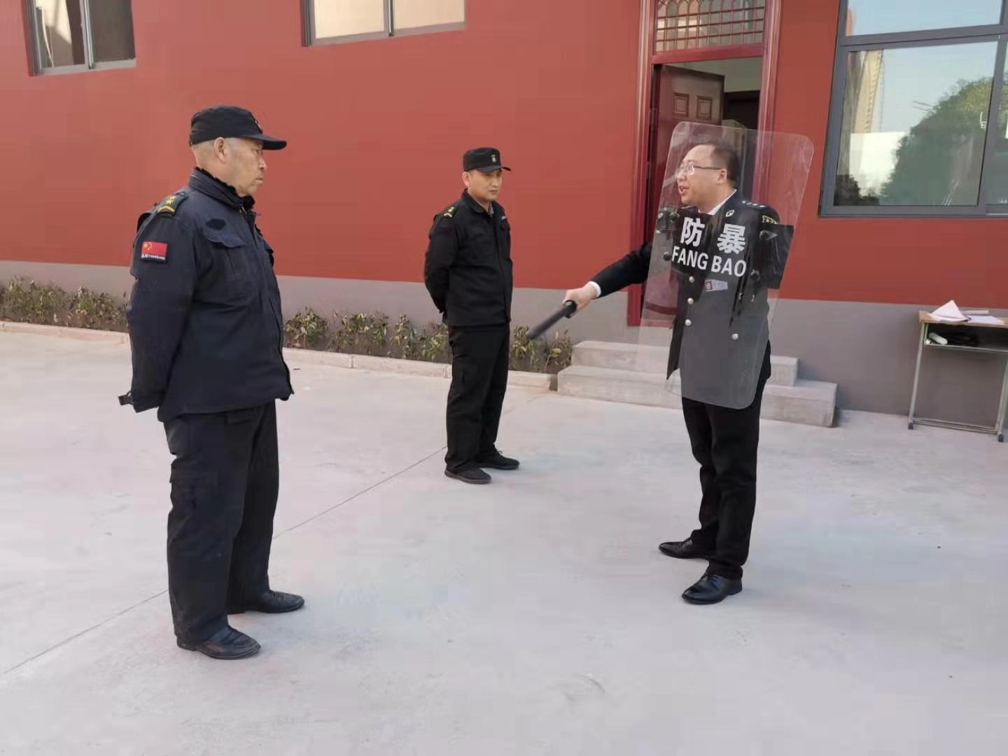 对安保人员进行培训