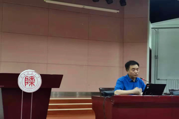 任鹏杰老师做课题研究方面的专题报告