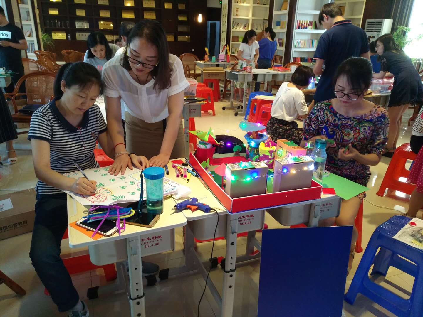 老师们动手制作未来的幸福之城