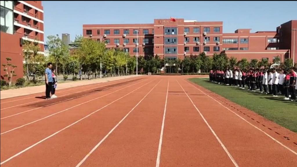 师生在警报声中默哀