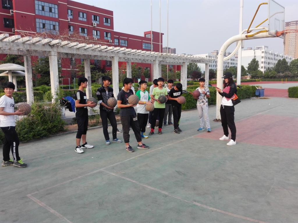 篮球社团指导教师讲解技术