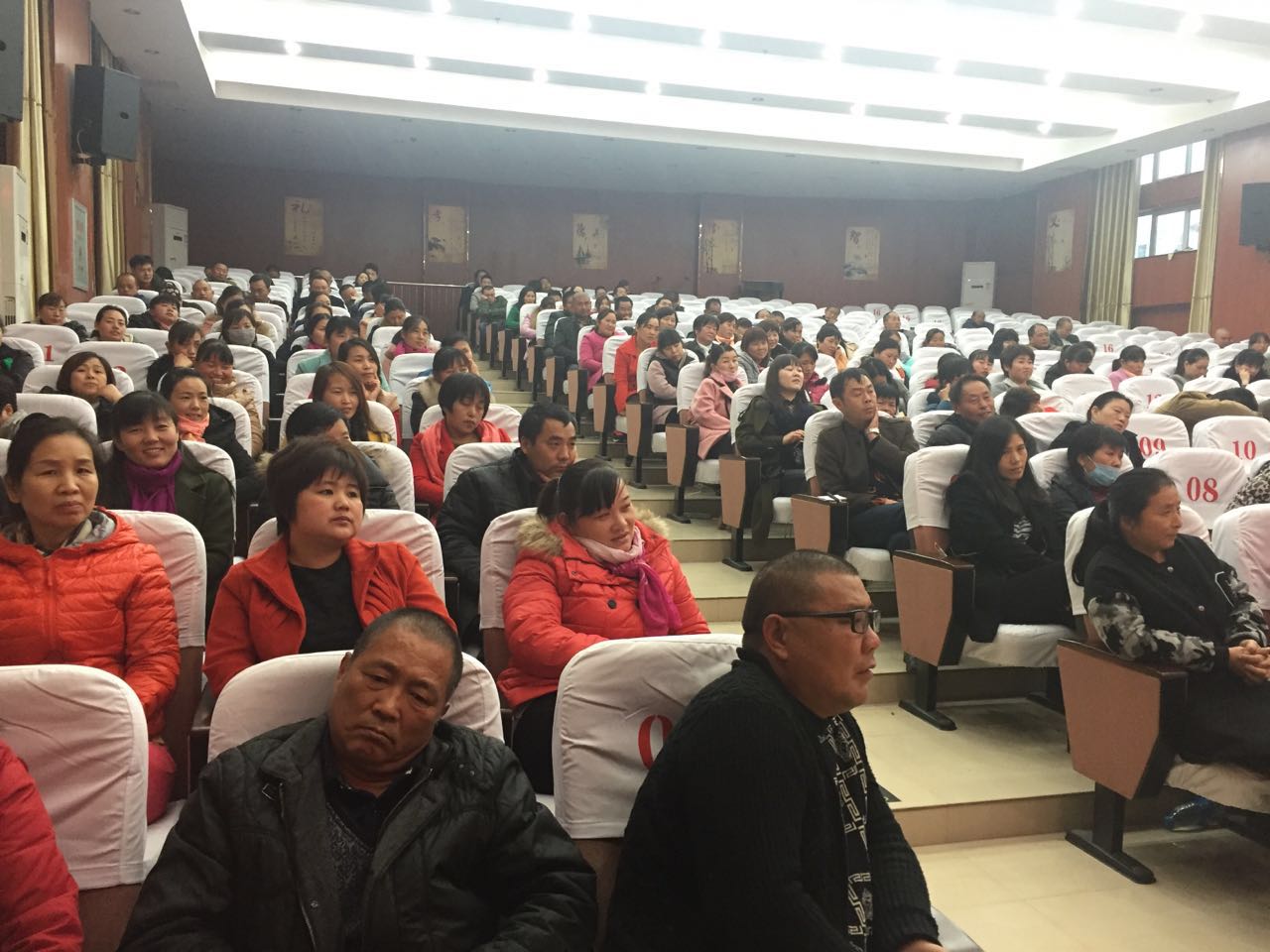 家长听讲座中