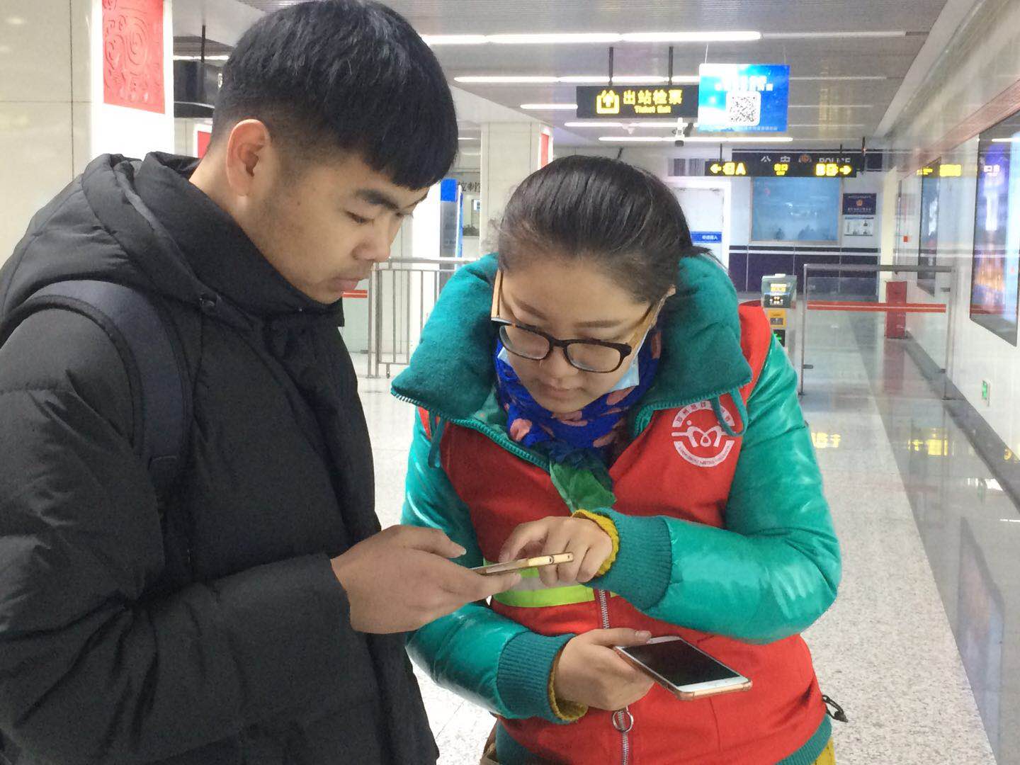 志愿者为乘客指明方向