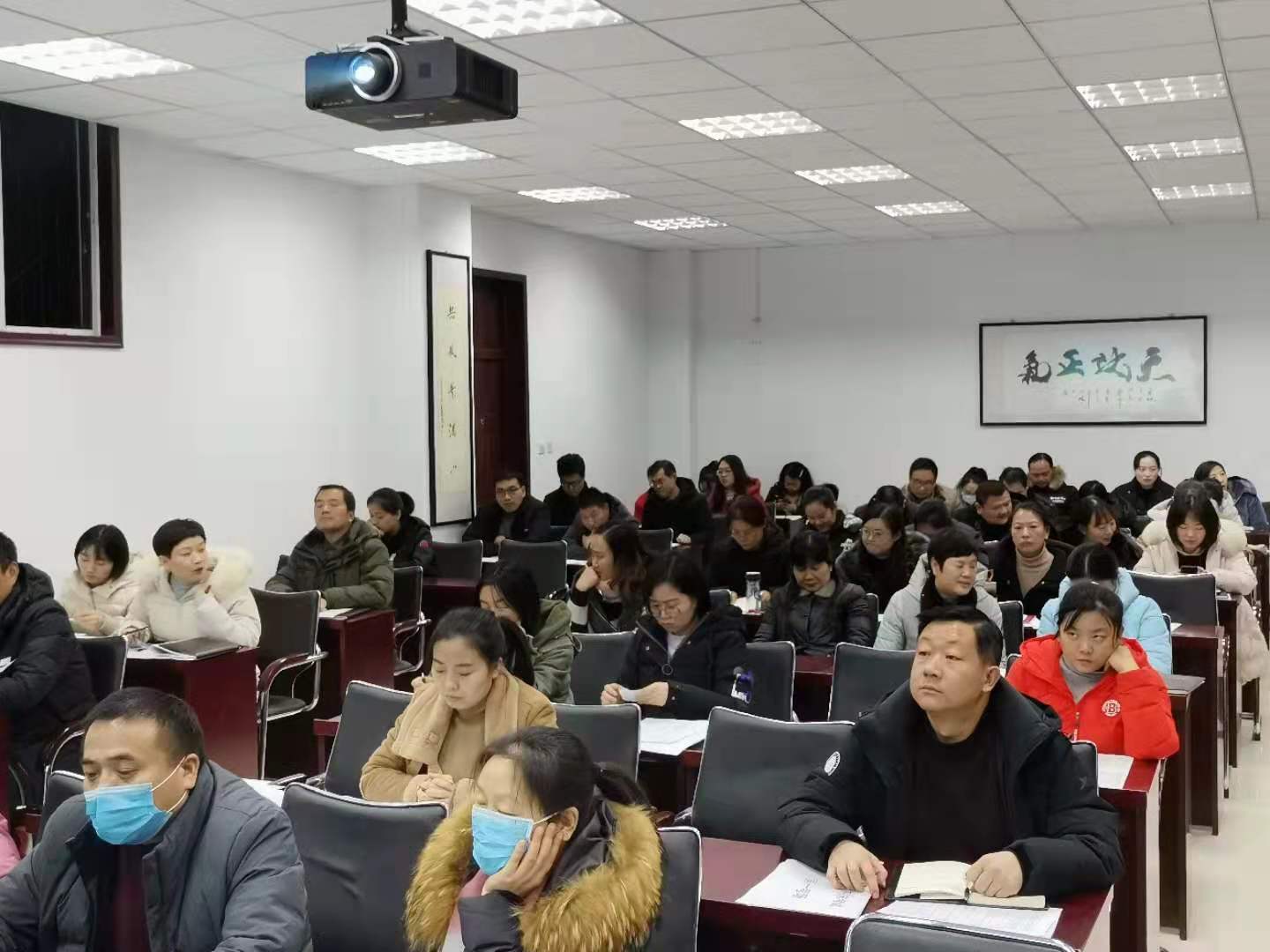老师认真倾听