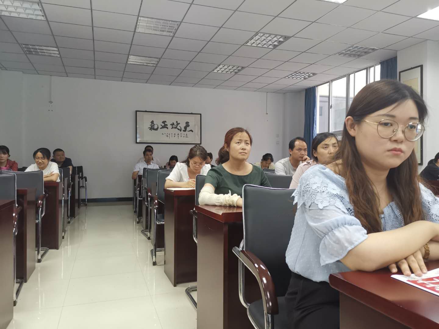 全体教师认真参会