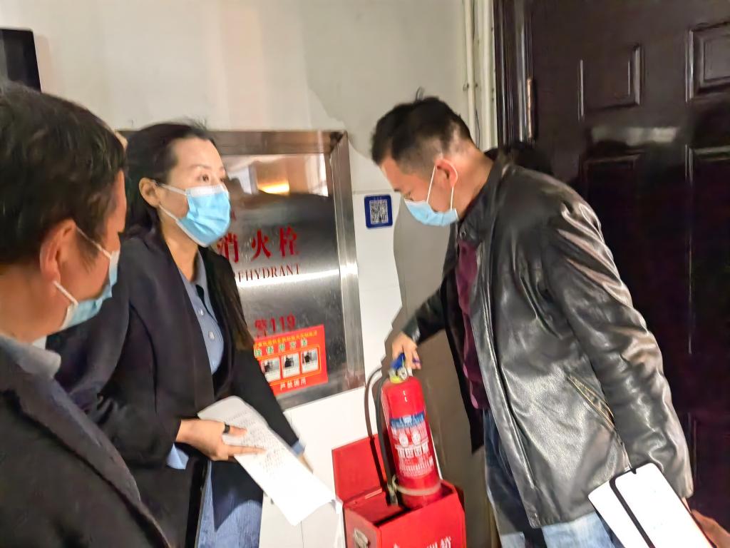 检查消防器材
