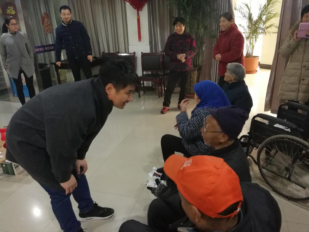 八十四中志愿者和老人聊天