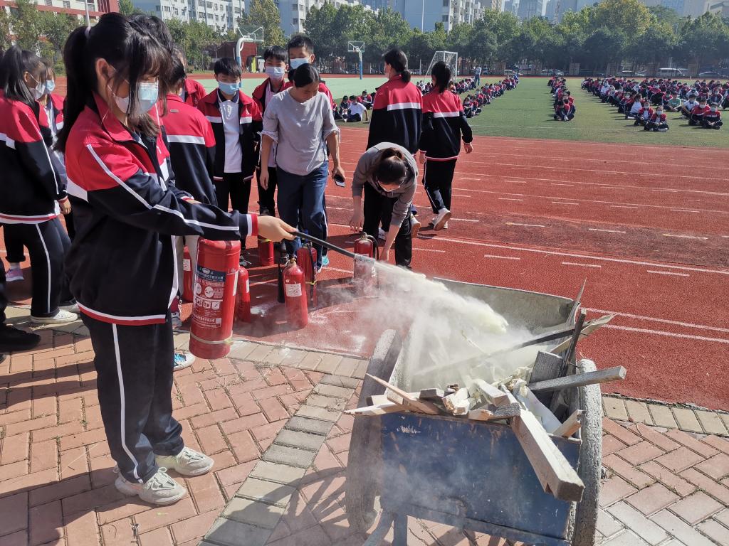 学生使用灭火器灭火演练