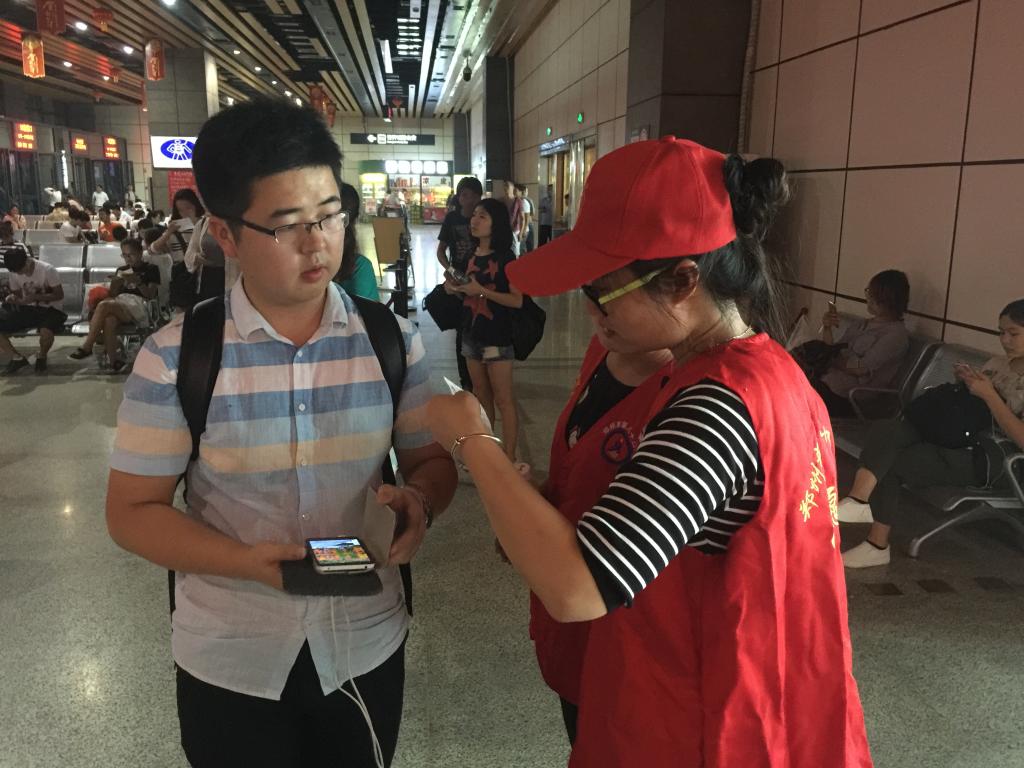 为旅客解决困难