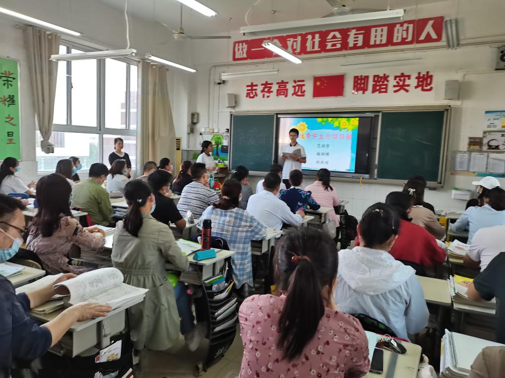 学生代表做介绍
