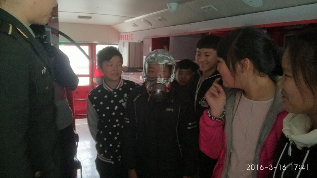 学生体验防火面罩戴法