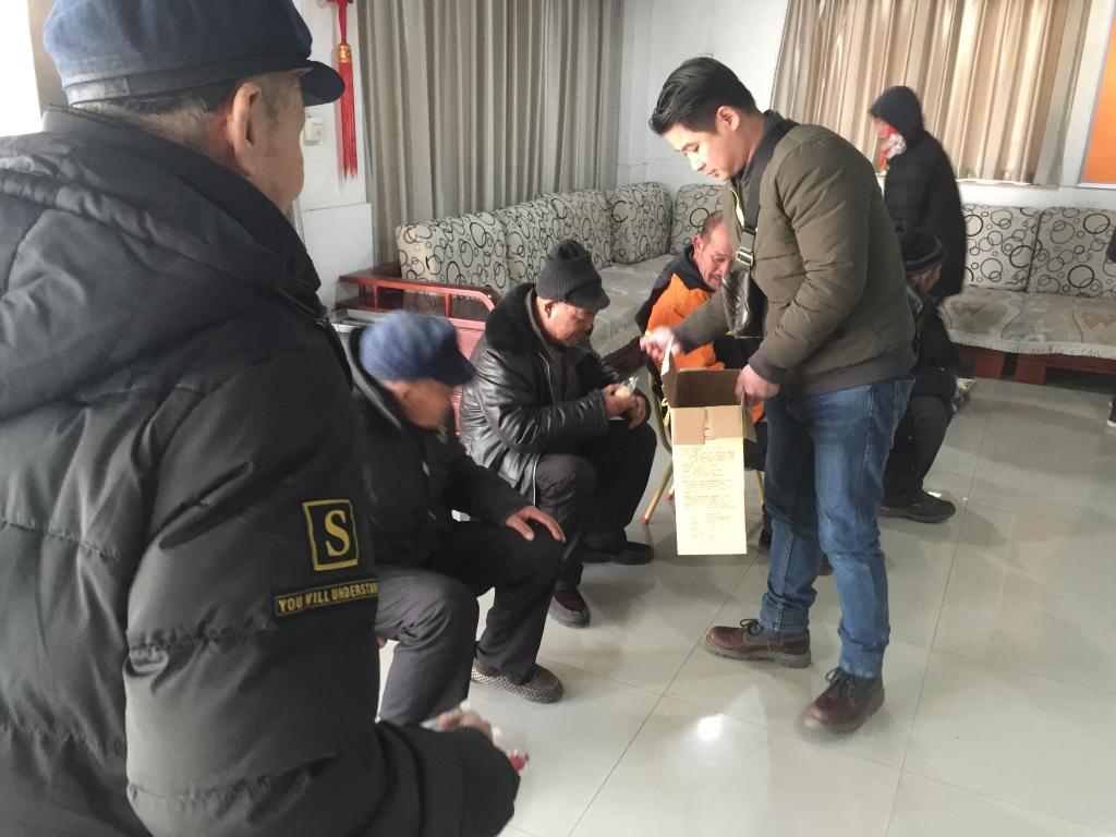 发放慰问品
