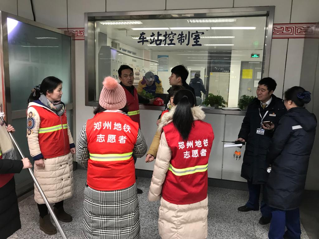 值班站长带领大家熟悉工作环境