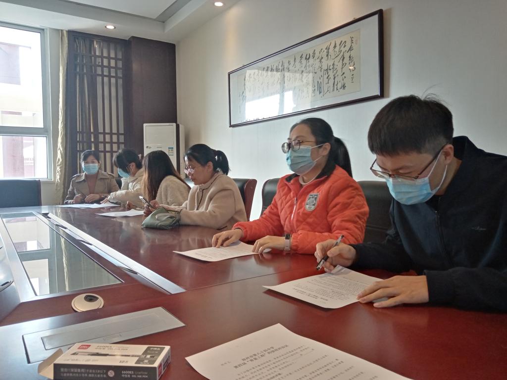 结对老师们签订师徒协议