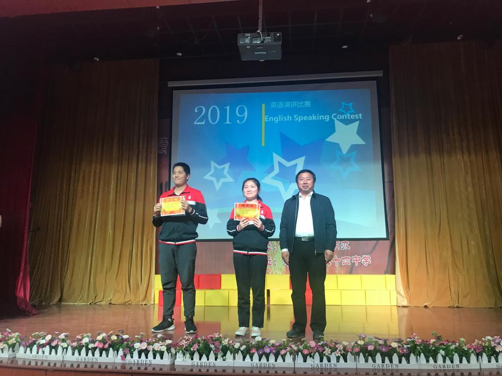 常校长为获得一等奖同学颁发奖状
